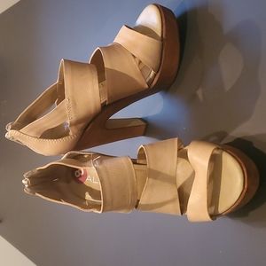 High heel Aldo shoes. Beige leather and wood heel.
